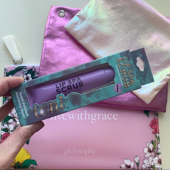 3 makeup bags & FREE lip scrub - Picture 3 of 7